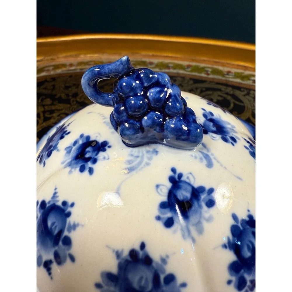 Vintage Gzhel Blue White Porcelain‎ Butter or Cheese Dish with Grape Finial